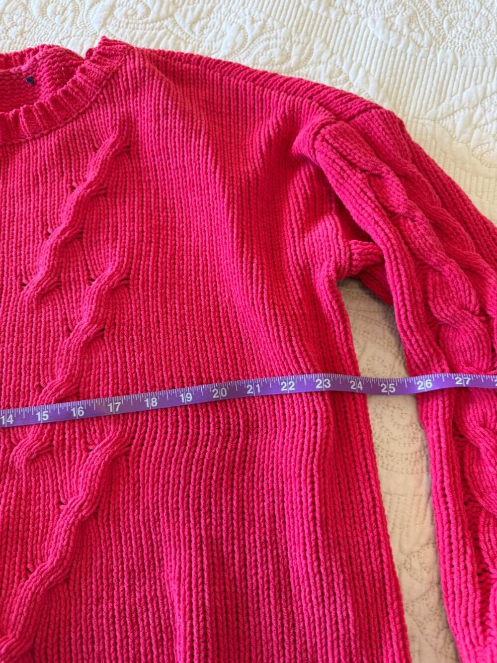 Cozy oversized hot pink sweater with a classic crew neck and braided pattern - Picture 3 of 5